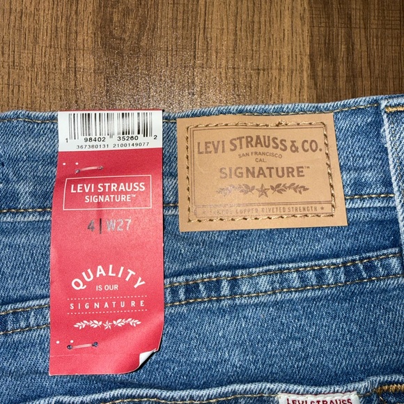 Levi's Women's Medium Blue Straight Jeans - Picture 5 of 5